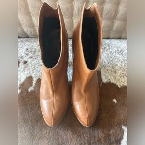 Darling leather booties in the PERFECT SHADE! Size 8